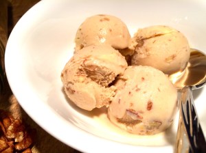 Sweet crunchy pecans meet creamy butter taste in a cold balance in your bowl.